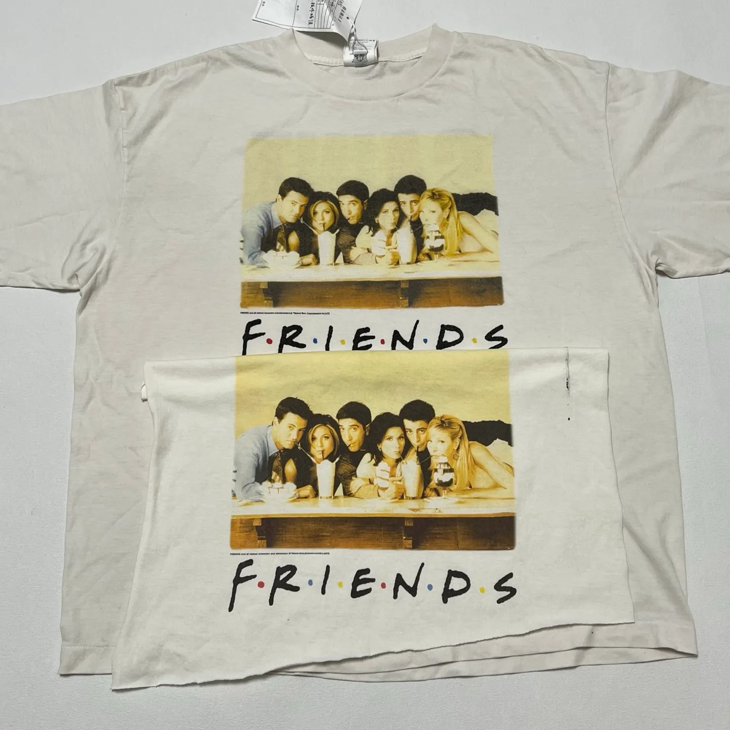 Domestic top printing factory God restores SAINT Mxxxxxx × FRIENDS FRD_SS TEE/FRIENDS/WHT American TV series Friends co-branded short-sleeves White stills TEE Beige S-XL Ready-made garments washed and distressed Correct accessories Friends co-branded wash marks Top purchasing level
